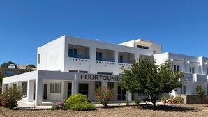 Un edificio blanco con un letrero que dice "FOURTOUNIS".