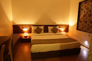 家庭房, 1 张双人床, 吸烟房, 公园景观 | 1 多间卧室、高档床上用品、迷你吧、客房内保险箱