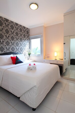 Superior Room, 1 Double Bed | Premium bedding, desk, free WiFi, bed sheets - de Green Inn (Tangerang)