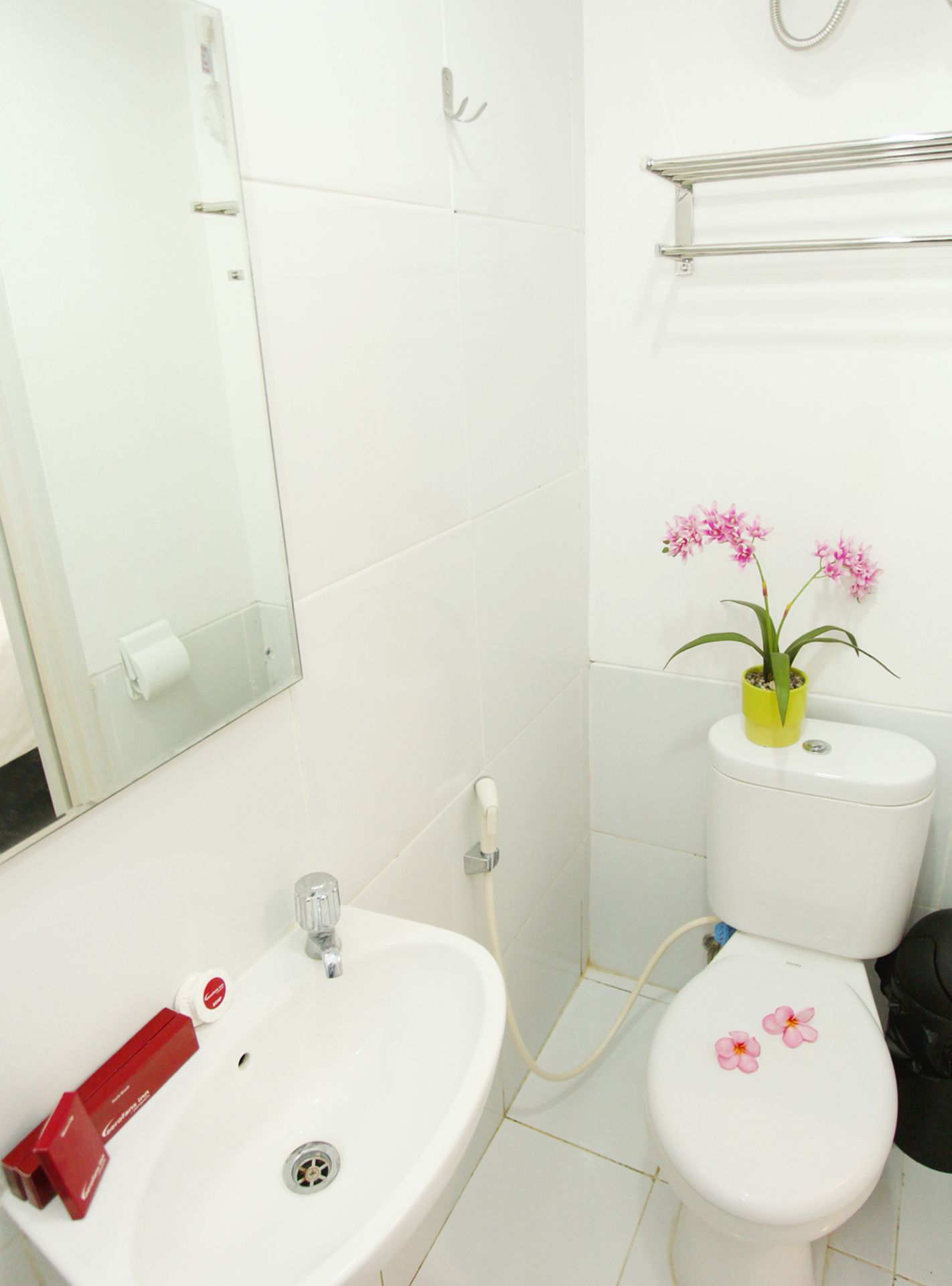 shower, free toiletries, towels