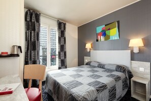 Desk, soundproofing, free WiFi, bed sheets - Hôtel Miramar (Paris)
