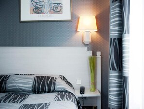Desk, soundproofing, free WiFi, bed sheets