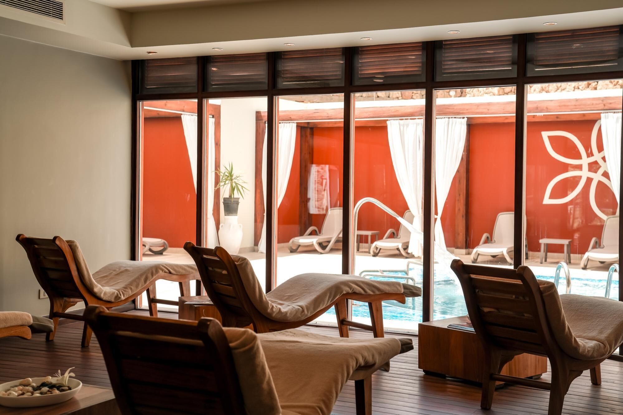 Breakfast, lunch and dinner served