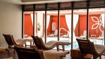 Breakfast, lunch and dinner served