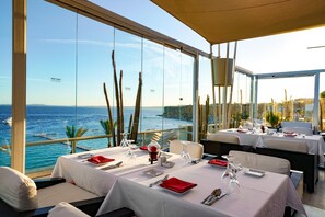 供應早餐、午餐及晚餐