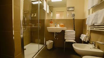 Habitación cuádruple de diseño, 1 habitación | Baño | Ducha y cabezal de ducha tipo lluvia