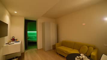 Habitación cuádruple de diseño, 1 habitación | Zona de estar | Una televisión de pantalla plana