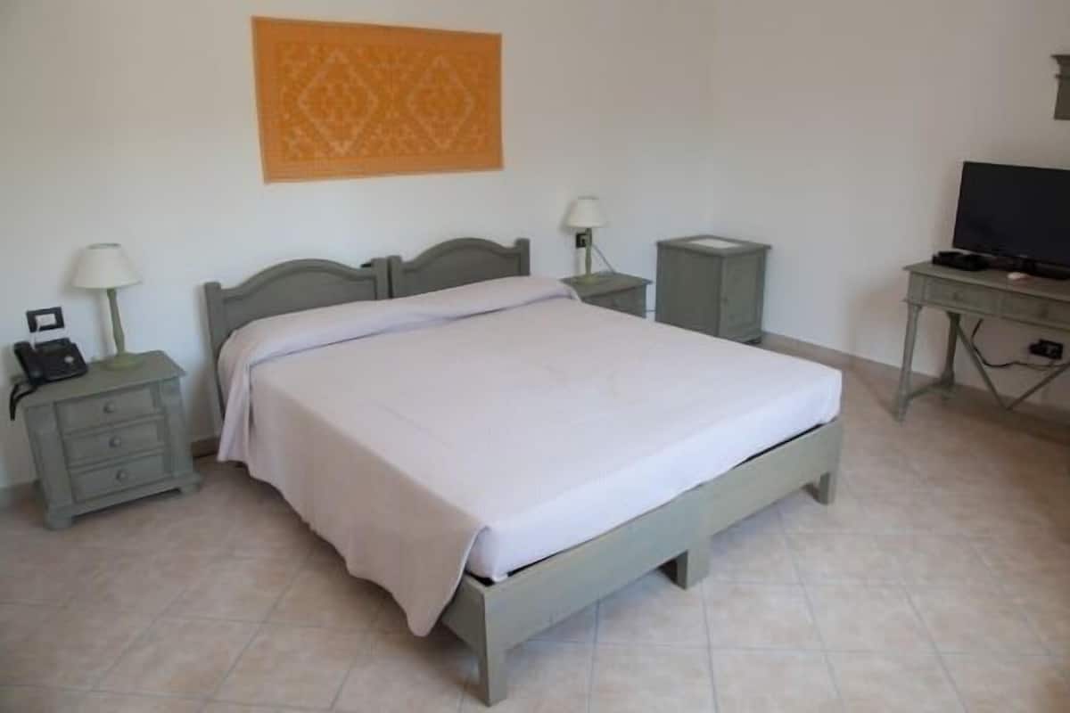 Double Room | 1 bedroom, minibar, WiFi (free)