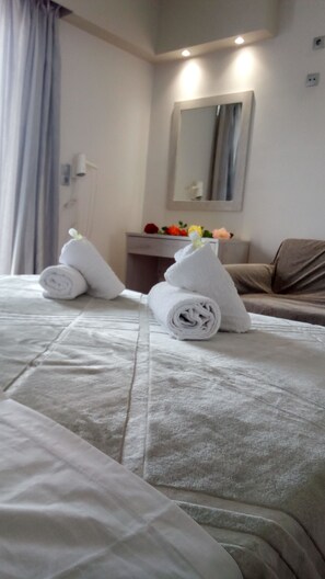 Ropa de cama de alta calidad y caja de seguridad en la habitación 