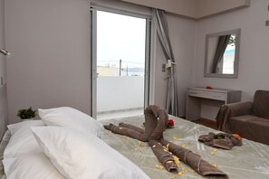 Studio, ikke-røyk, bassengutsikt (3 pax) | Spiseområde på rommet