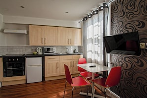 Standard Studio, Kitchen (Triple) | Desk, iron/ironing board, free WiFi, bed sheets - Imperial Court Studios (London)
