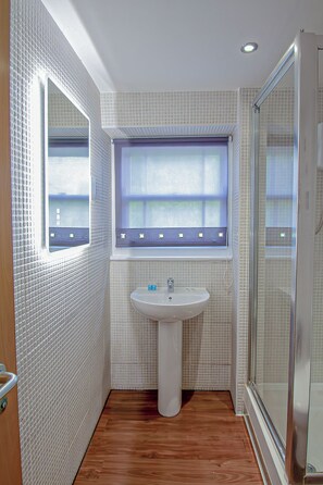 Standard Studio, Kitchen | Bathroom | Shower, hair dryer, towels, toilet paper - Imperial Court Studios (London)
