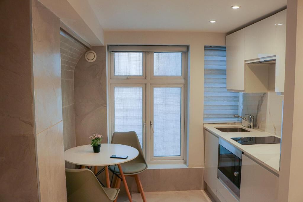 Studio Superior | Dapur pribadi | Lemari es, microwave, kompor, dan ketel listrik