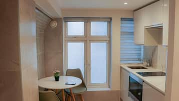 Studio – superior | Eget kjøkken | Kjøleskap, mikrobølgeovn, kokeplater og vannkoker