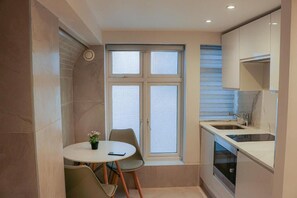 Superior Studio | Private kitchen | Fridge, microwave, stovetop, electric kettle - Imperial Court Studios (London)