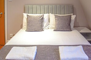 Standard Studio, Kitchen | Desk, iron/ironing board, free WiFi, bed sheets - Imperial Court Studios (London)