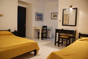 Triple Room | Free cots/infant beds, free WiFi