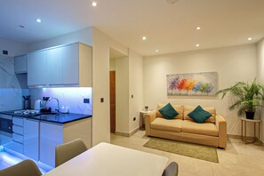 Deluxe Studio, 1 Double Bed with Sofa bed, Non Smoking | In-room dining