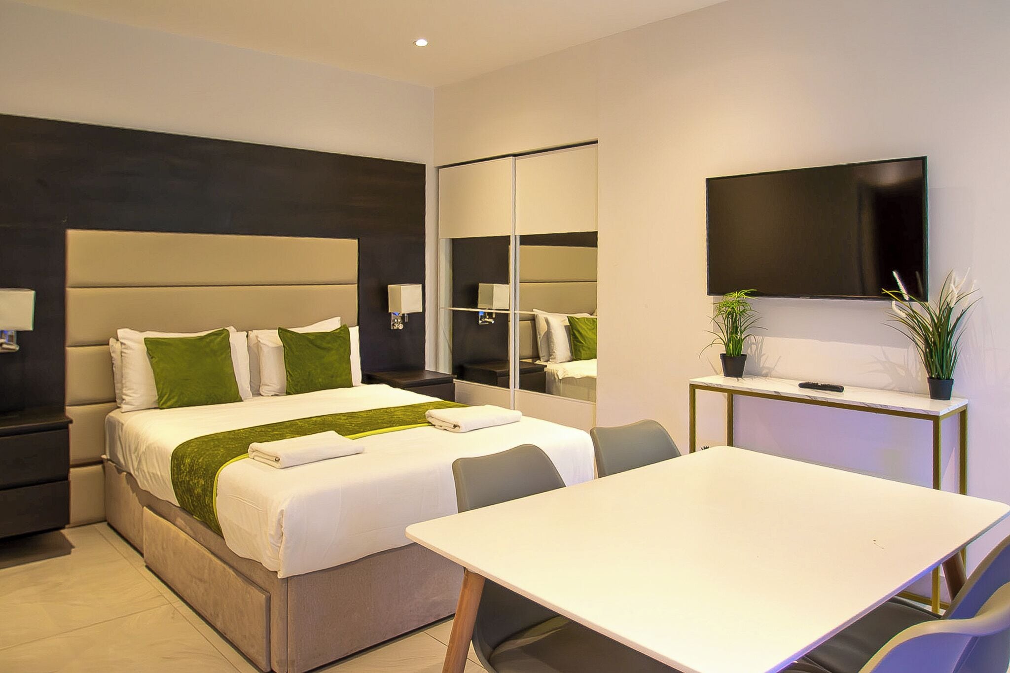 Estúdio luxo, 1 cama de casal e sofá-cama, para não fumantes | Ferros/tábuas de passar roupa, Wi-Fi de cortesia, roupa de cama