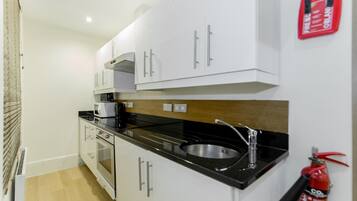 Estudio superior, cocina (sleeps 4) | 1 habitación, tabla de planchar con plancha, wifi gratis y ropa de cama