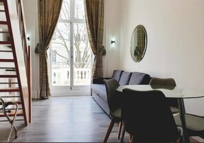 Deluxe Duplex, Kitchen | Iron/ironing board, free WiFi, bed sheets