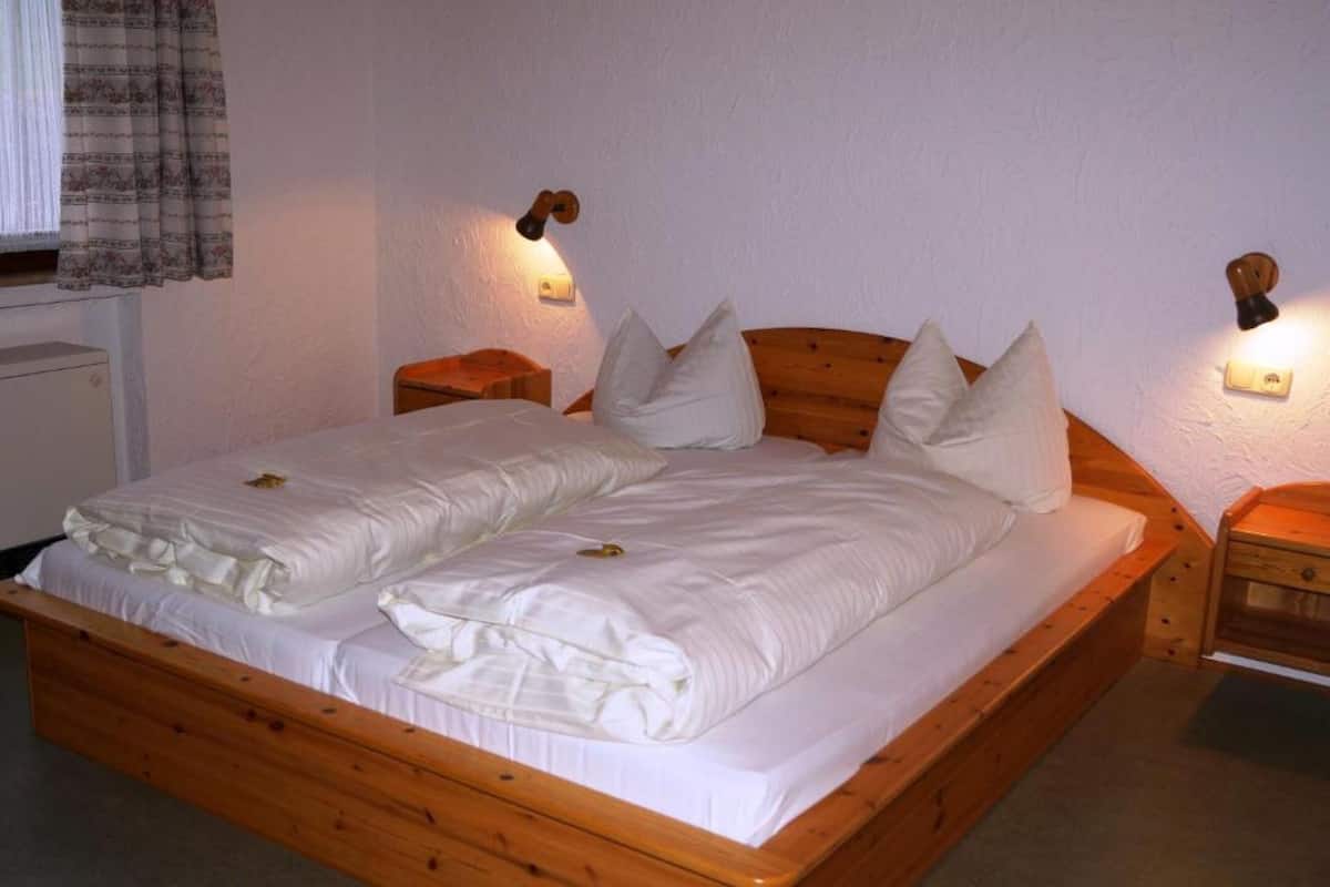1 bedroom, cribs (surcharge), rollaway beds (surcharge), WiFi (free)