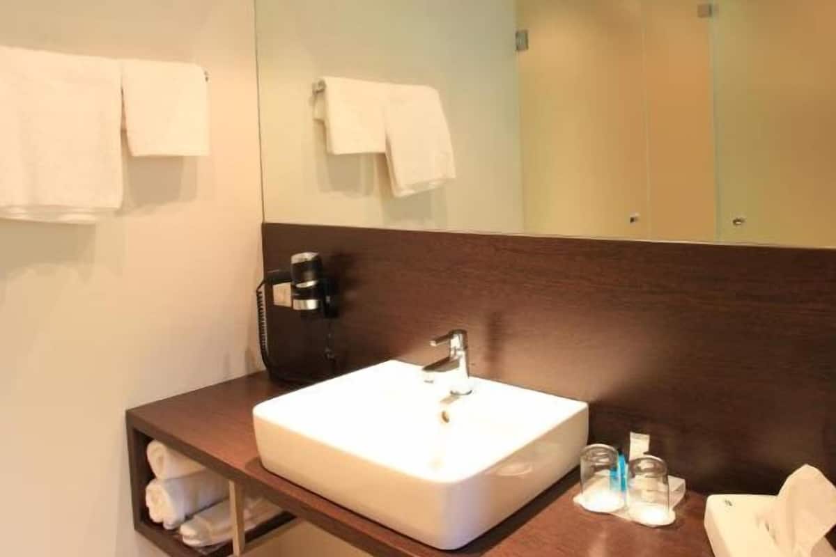 shower, free toiletries, slippers, towels