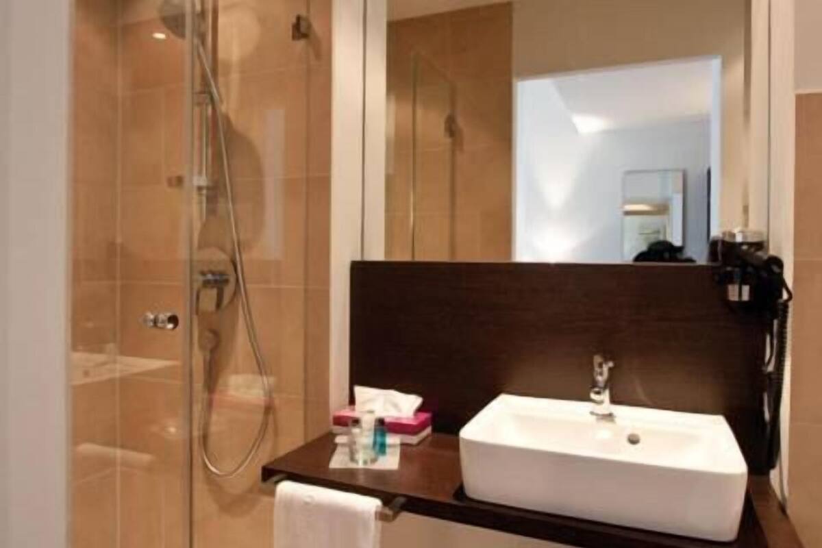 shower, free toiletries, slippers, towels