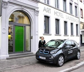 Un BMW negro estacionado frente al ART HOTEL LAUTERBACH.