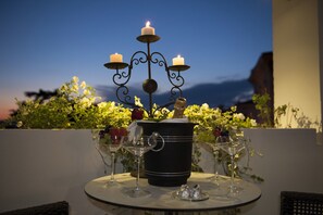 Suite junior, 1 cama King size, Terraza, vista a la ciudad | Restaurantes