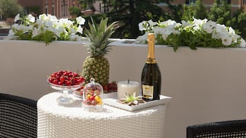 1 bedroom, premium bedding, down comforters, memory foam beds