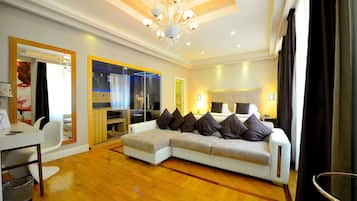 Suite, 1 cama de matrimonio grande, no fumadores, sauna | 1 dormitorio, ropa de cama de alta calidad, edredones de plumas