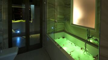 Suite ejecutiva, 1 cama King size, Terraza, vista a la ciudad | Baño | Amenidades de baño ecológicas, secadora de cabello, batas, pantuflas