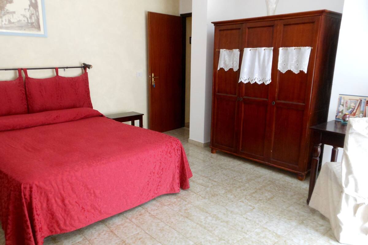 Habitación doble | Escritorio, camas extra y ropa de cama