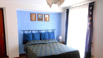 Triple Room | Meja, katil lipat simpan/tambahan, cadar katil