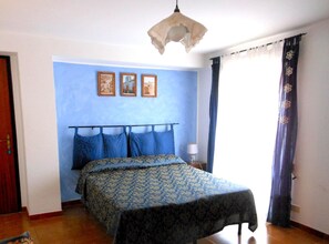 Habitación triple | Escritorio, camas extra y ropa de cama