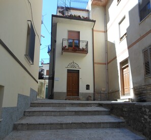 Vista frontal de la propiedad