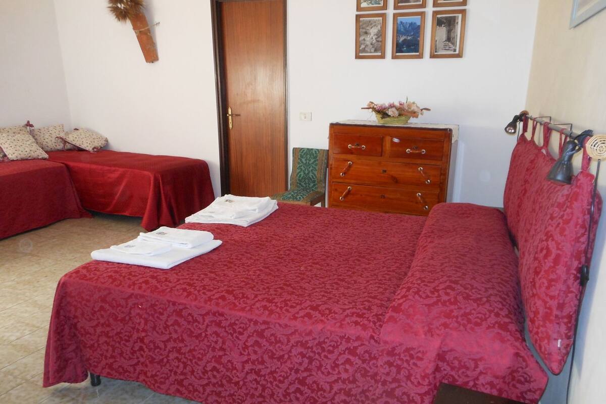 Habitación triple | Escritorio, camas extra y ropa de cama
