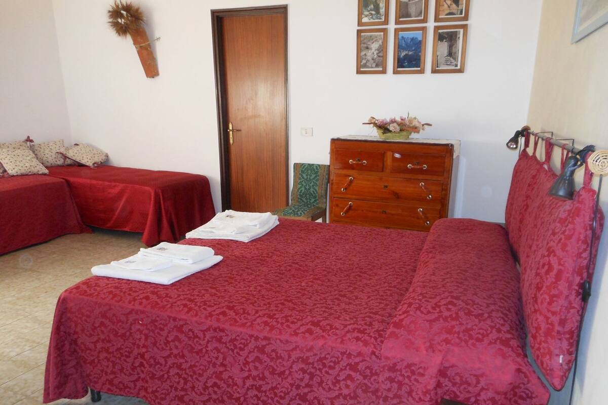 Desk, rollaway beds, bed sheets