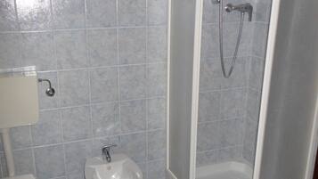 Double Room | Bilik Mandi | Pancuran mandi, kelengkapan dandanan diri percuma, pengering rambut