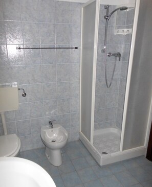 Habitación doble | Baño | Regadera, amenidades de baño gratuitas, secadora de cabello, bidet