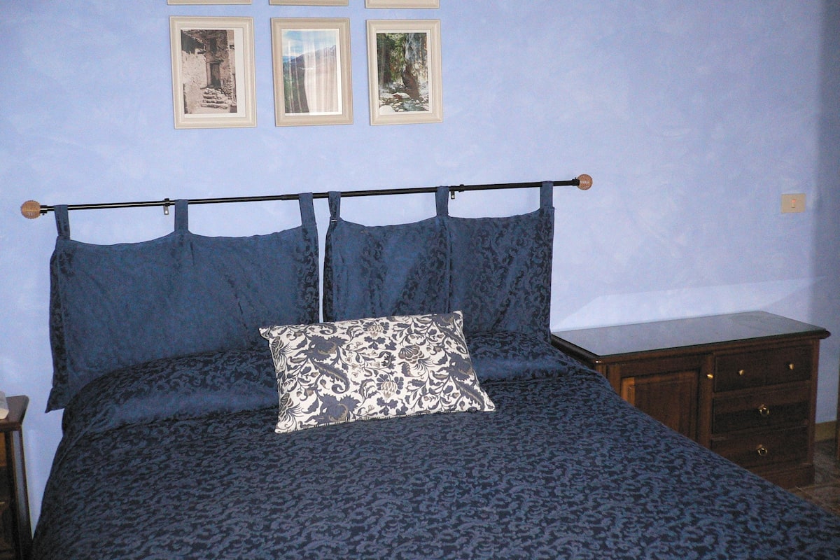 Desk, rollaway beds, bed sheets