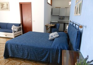 Habitación doble | Escritorio, camas extra y ropa de cama