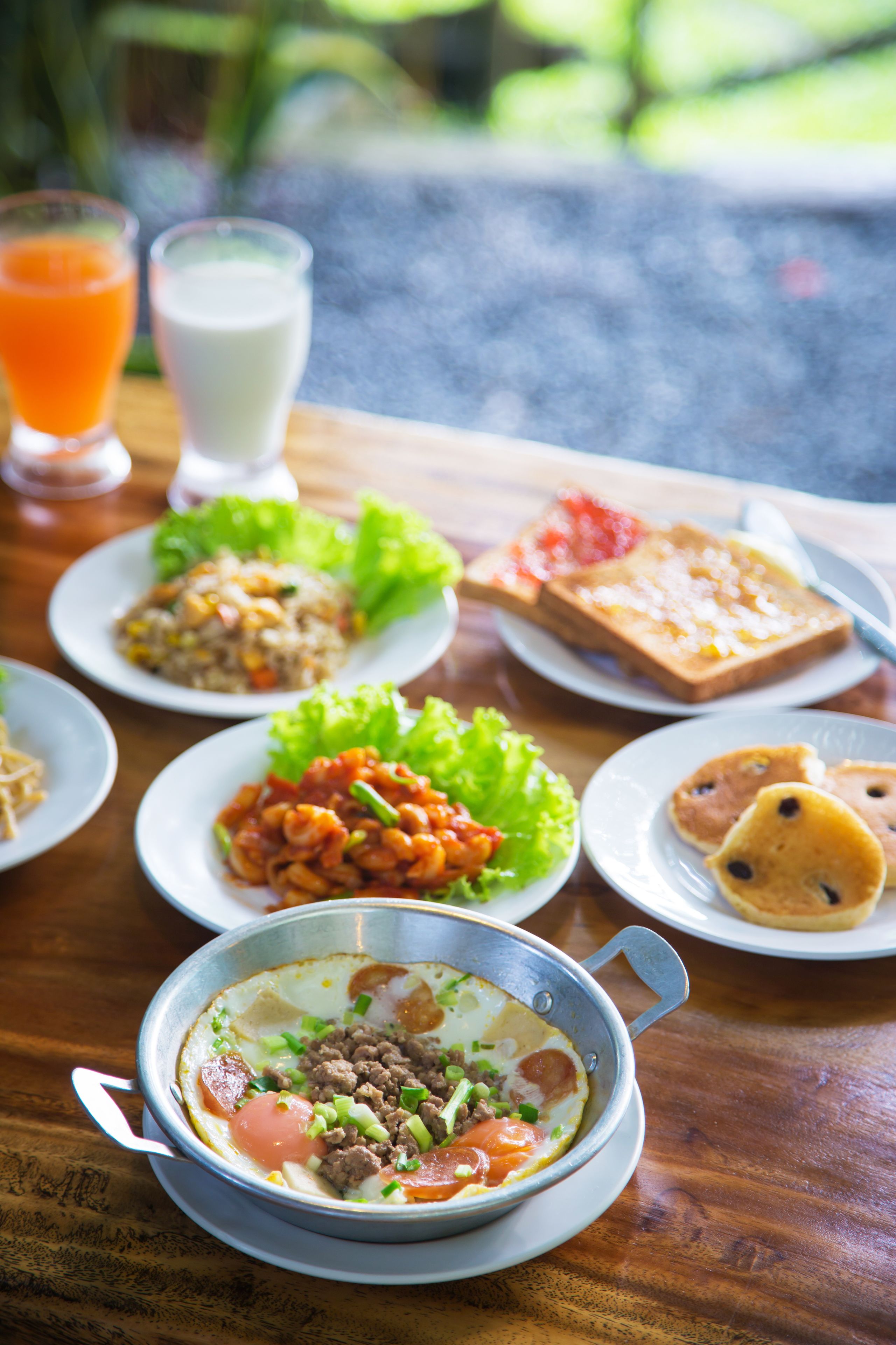 daily buffet breakfast (thb 300 per person)