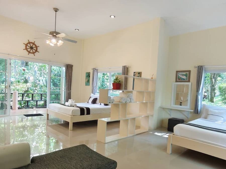 Peach Home | Brankas, ruang kerja ramah laptop, dan tempat tidur lipat/tambahan