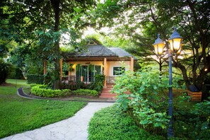 Peach Home | In-room safe, laptop workspace, rollaway beds, free WiFi - Watermill Resort (Pak Chong)
