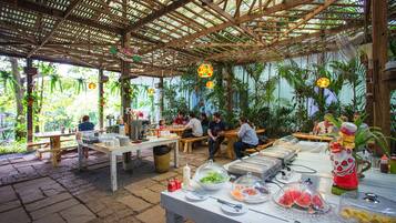 Daily buffet breakfast (THB 300 per person)