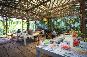 Daily buffet breakfast for a fee
