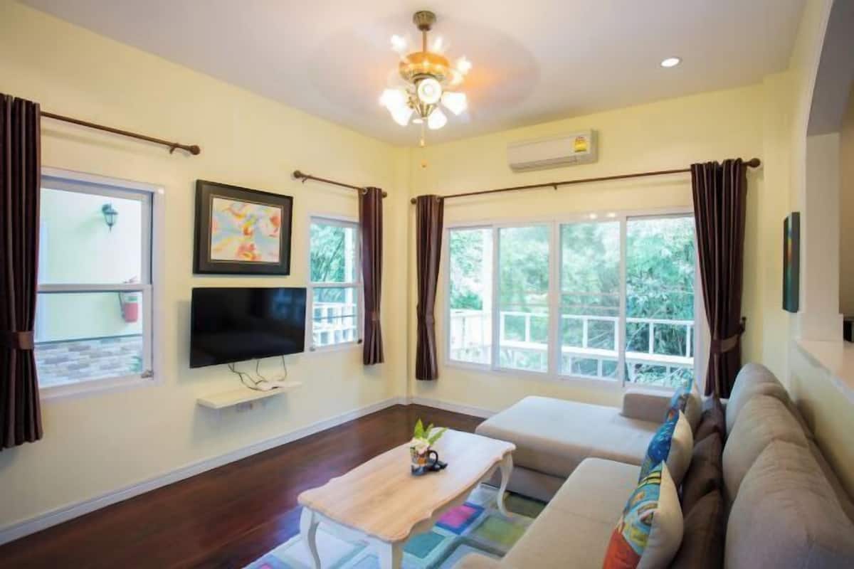 Living area | Flat-screen TV