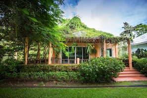 Peach Home | Tallelokero huoneessa, kannettavalle tietokoneelle sopiva työtila